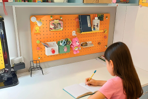 Góc học tập gọn gàng giúp trẻ tập trung hơn – Chỉ với 1 chiếc pegboard