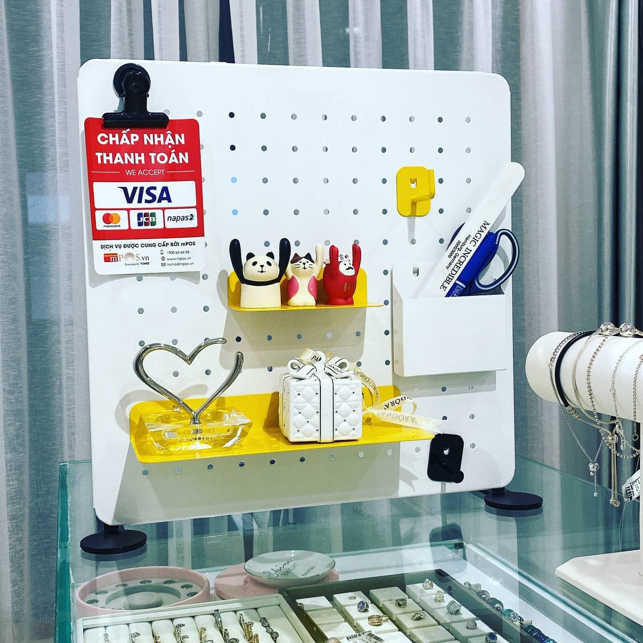 Bảng pegboard ch&acirc;n đứng